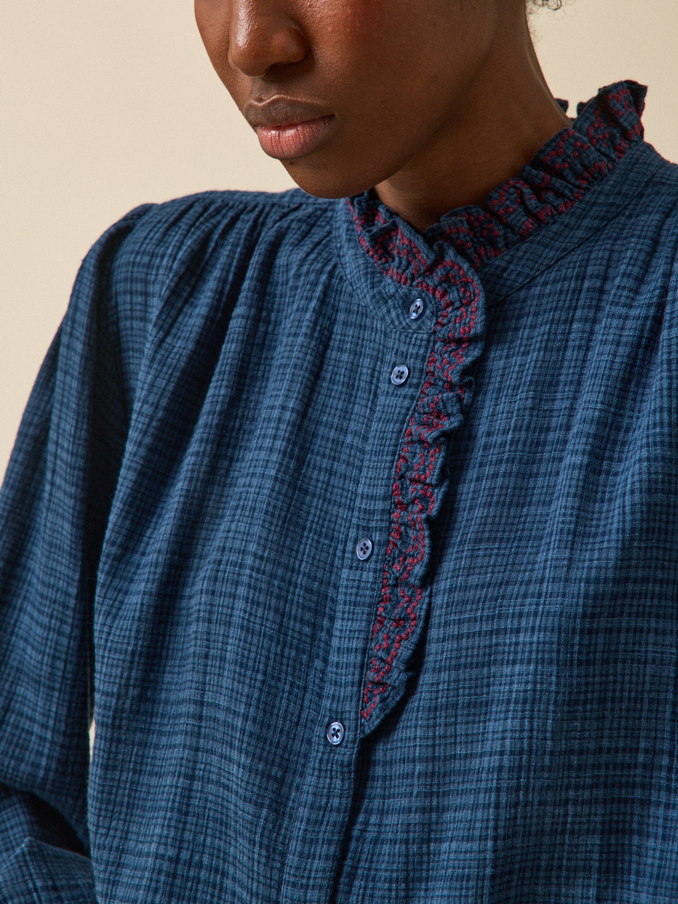 Blouse volant brodé crépon femme - Image 3