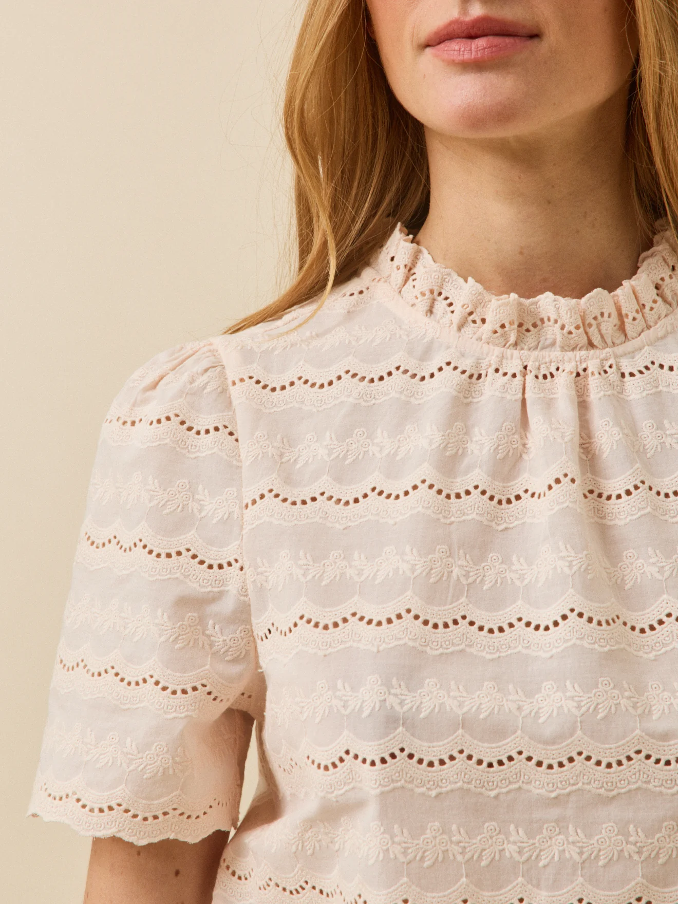 Top broderie anglaise col volanté femme - Image 3