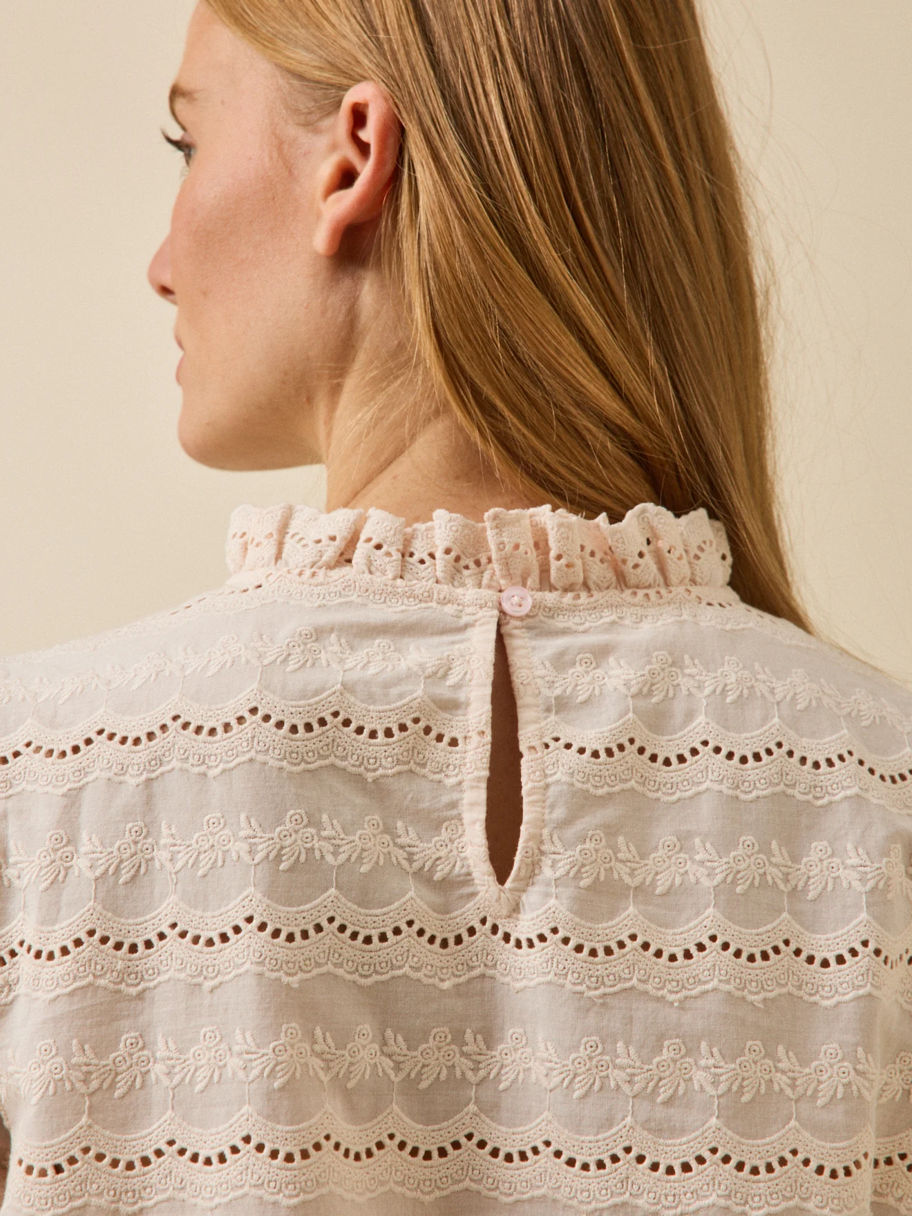 Top broderie anglaise col volanté femme - Image 4