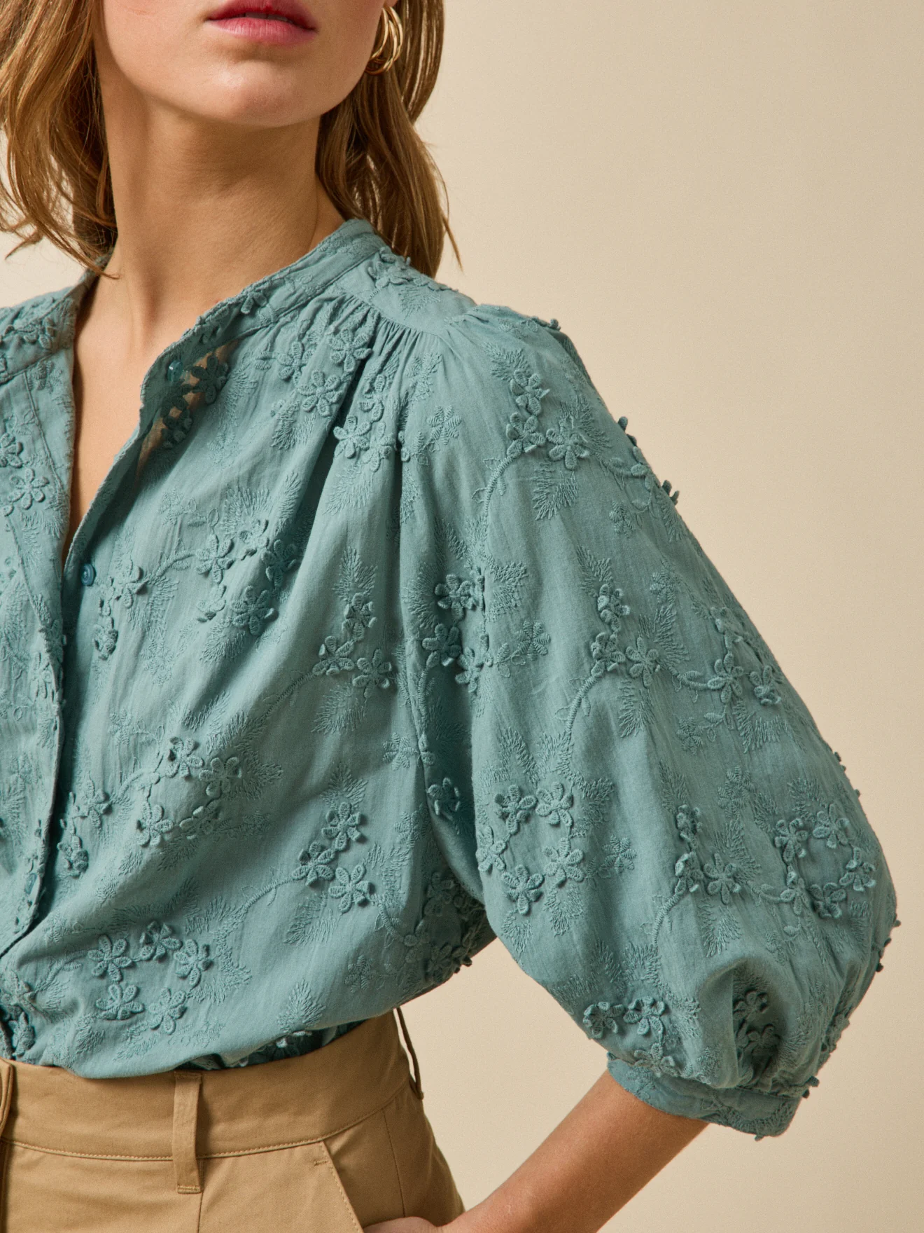 Blouse coton brodée fleurs 3D femme - Image 3