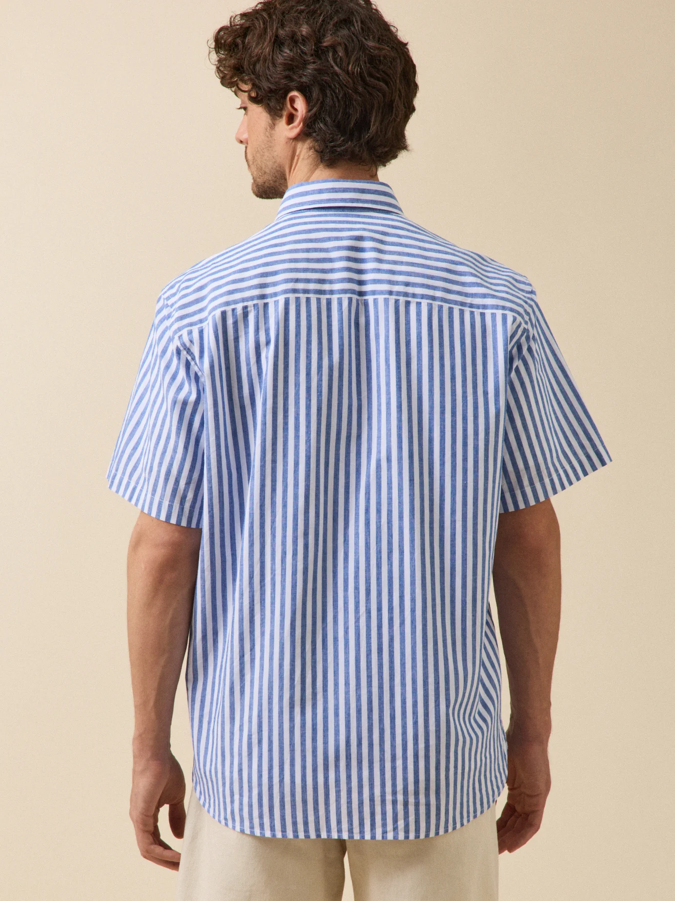 Chemise manches courtes homme coupe contemporaine - Image 2
