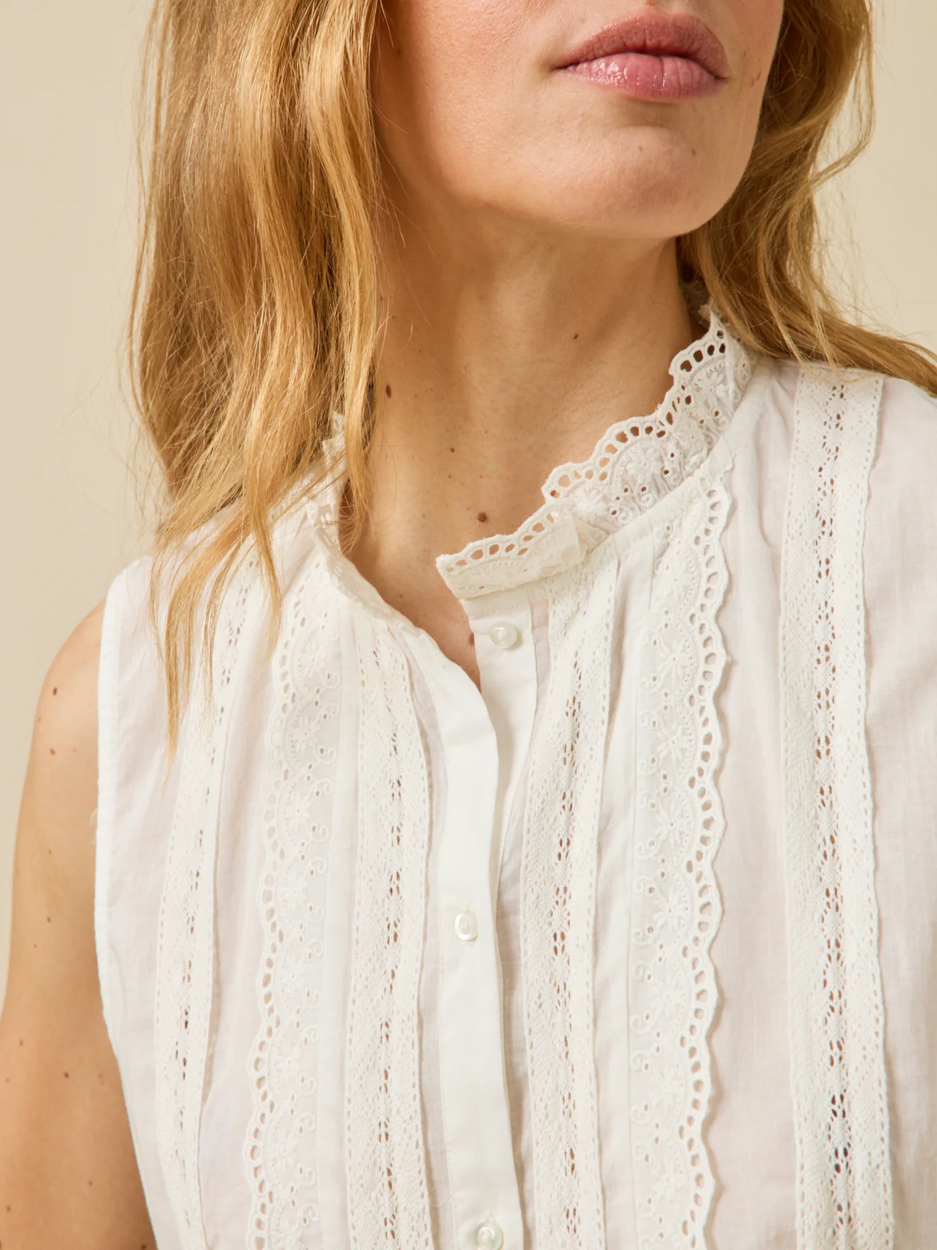 Top sans manches boutonné brodé femme - Image 3