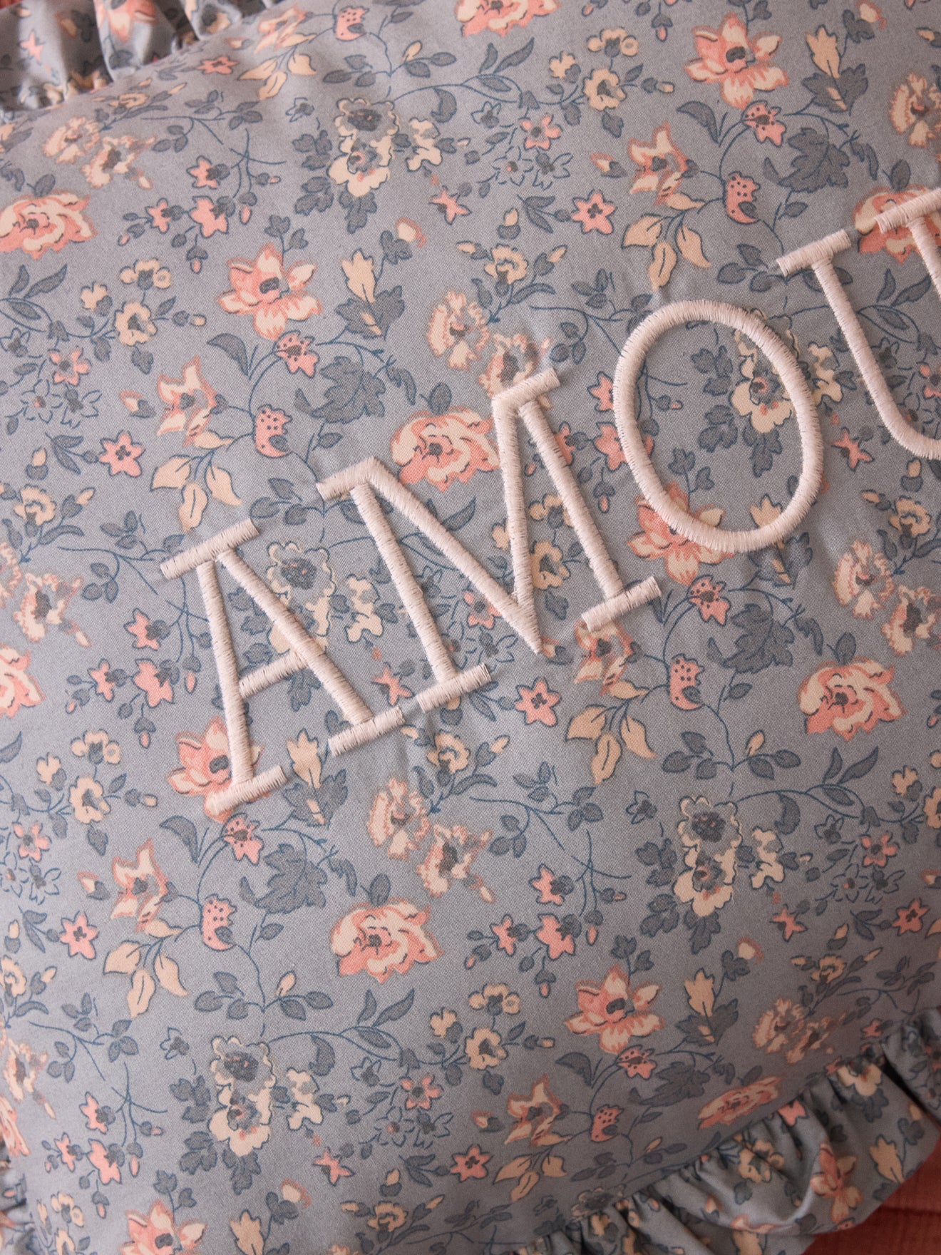 Coussin brodé Amour - Image 2