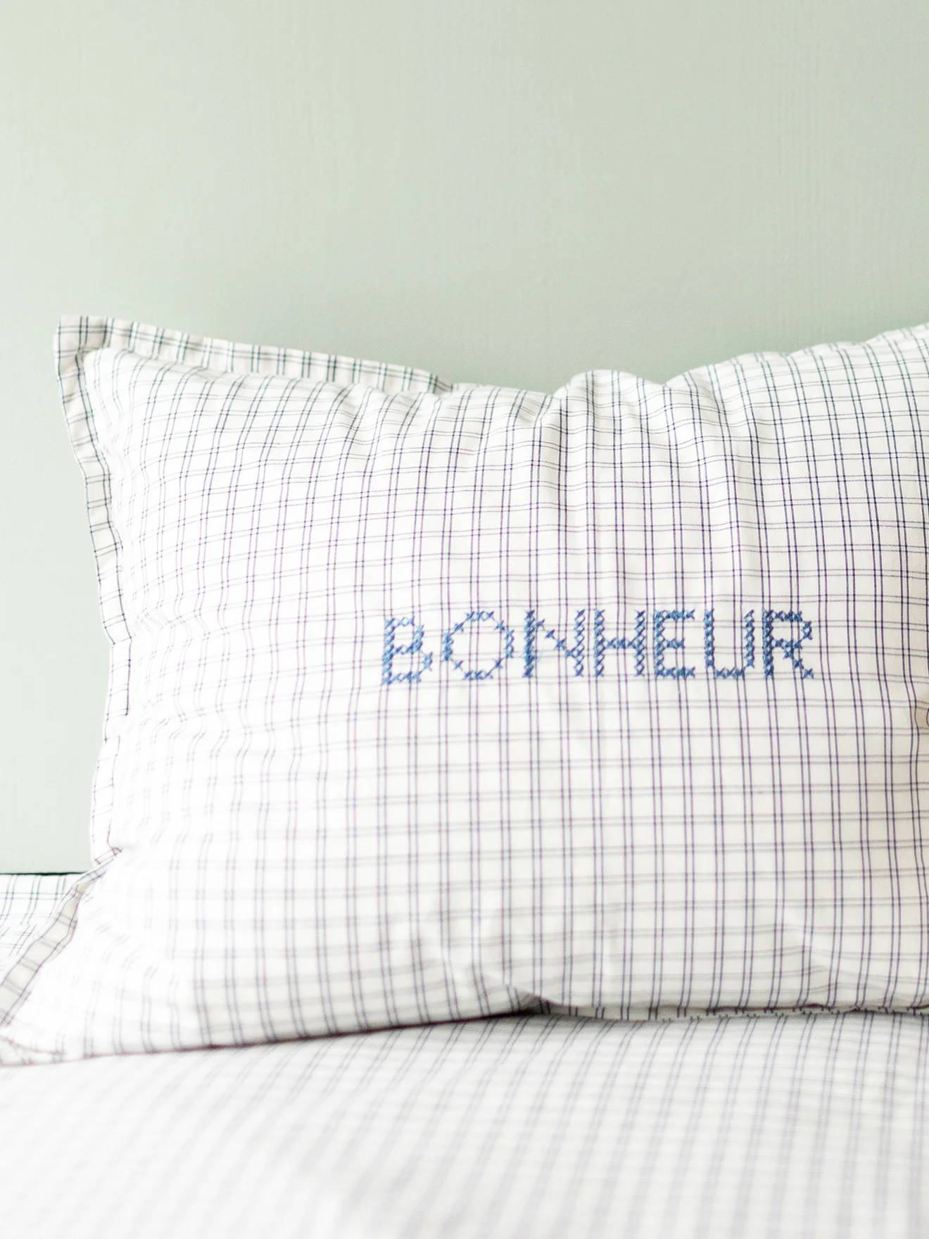 Housse de coussin petits carreaux brodée - Image 4