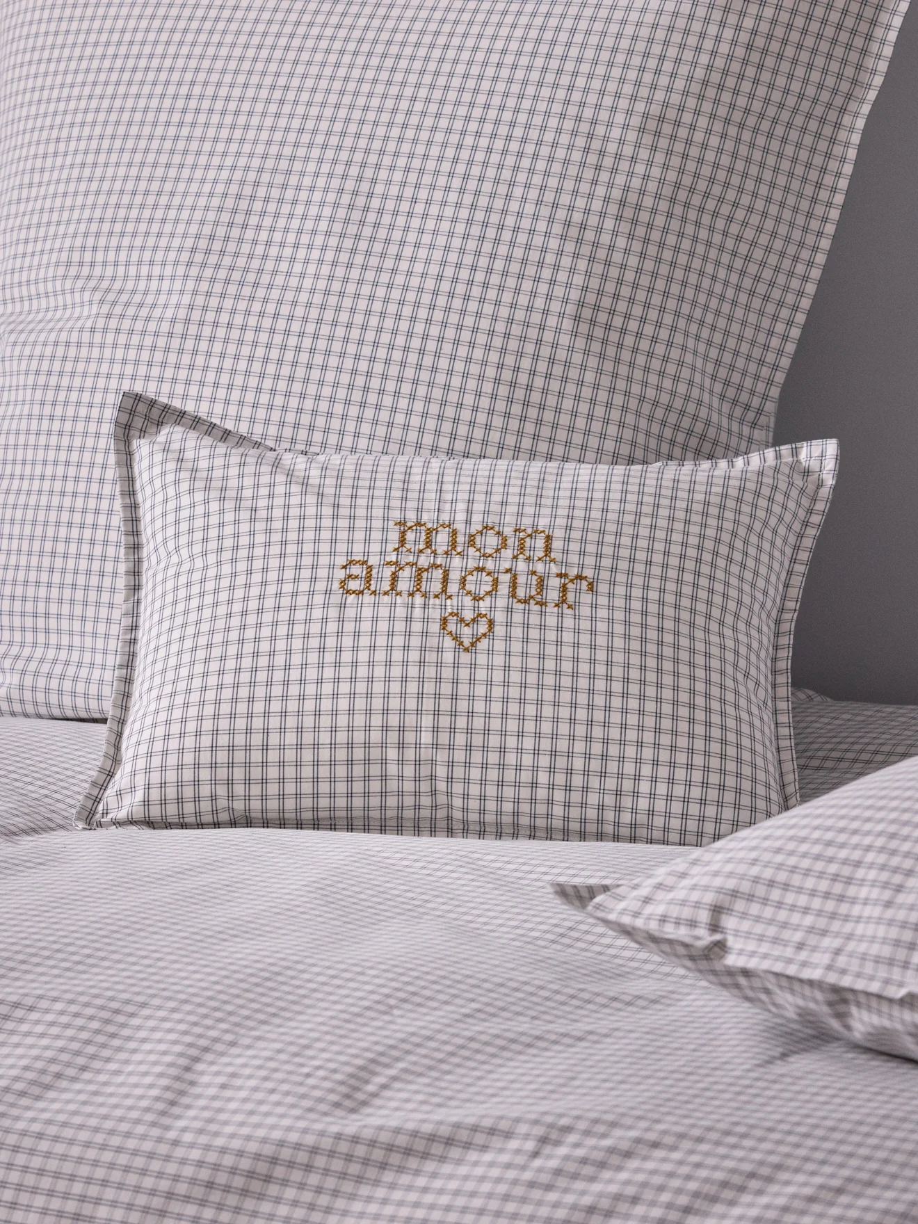 Housse de coussin petits carreaux brodée