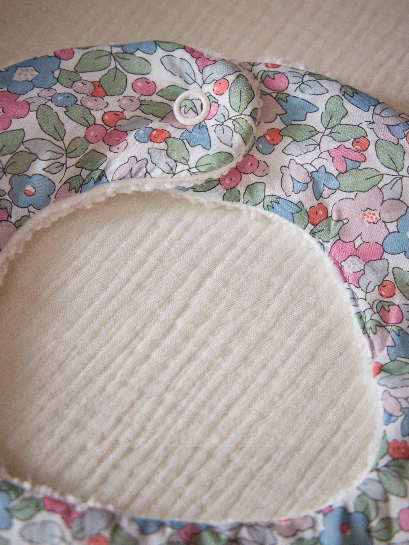 Bavoir éponge et tissu Liberty - Image 3