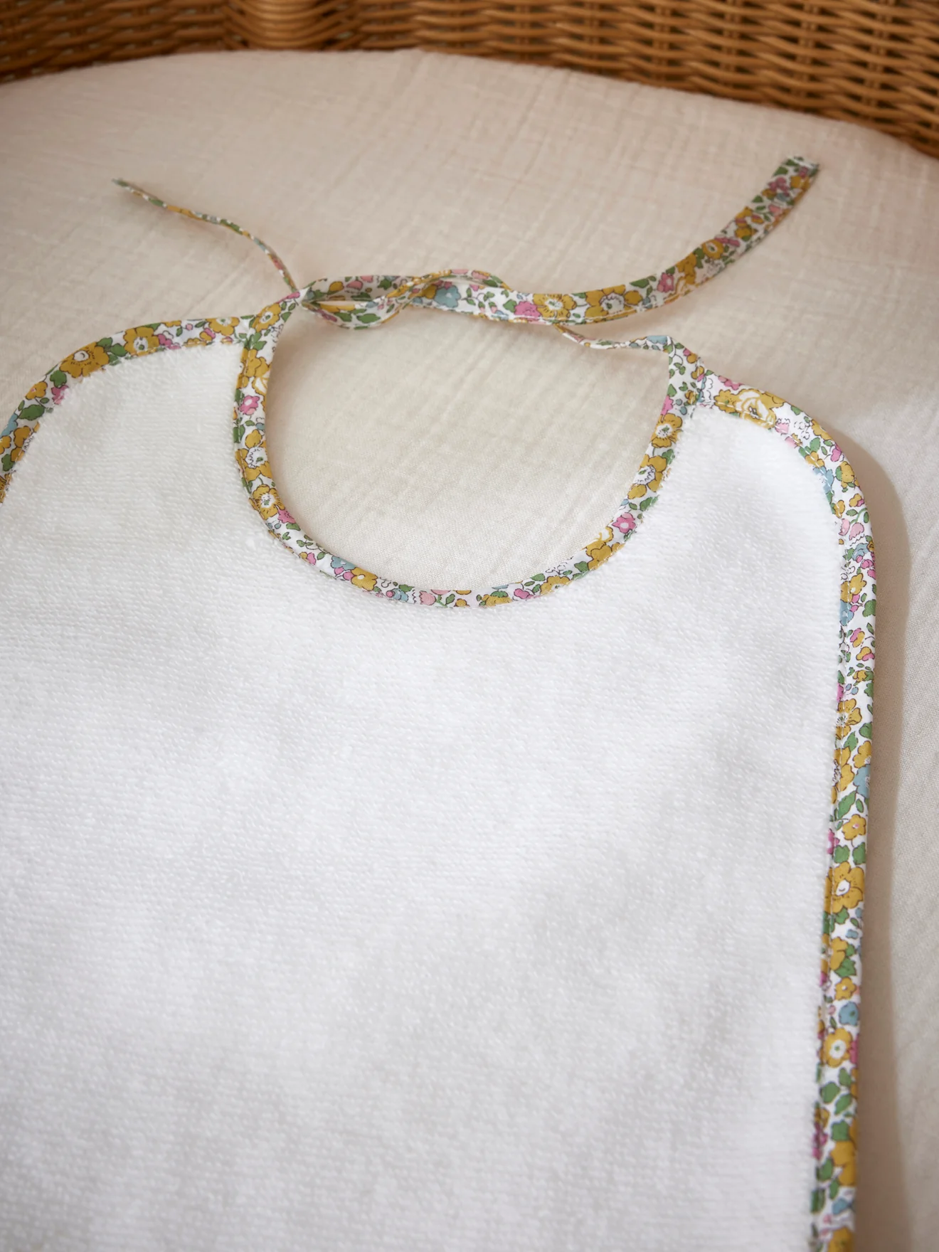 Bavoir en éponge et tissu Liberty - Image 3