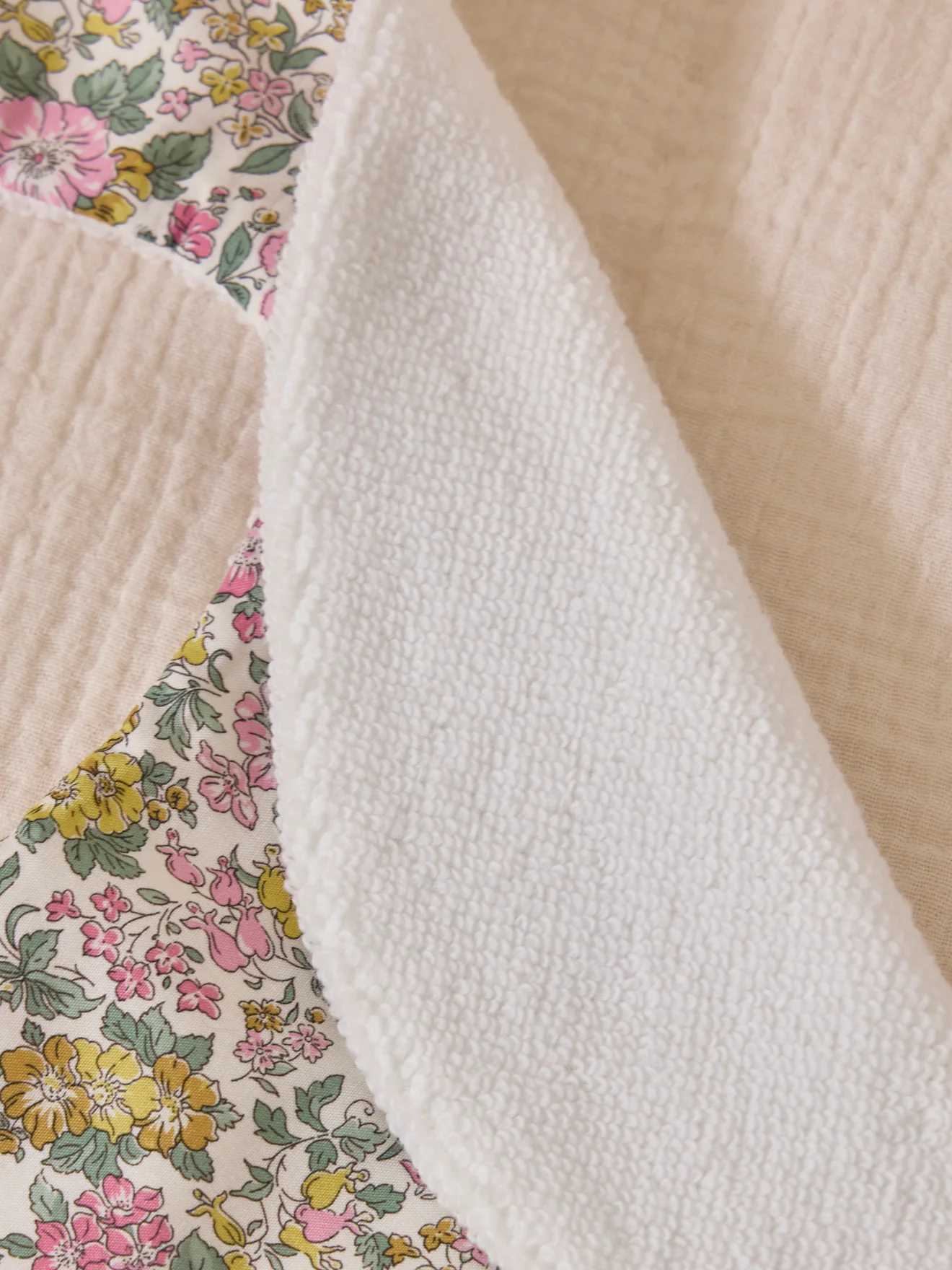 Bavoir éponge et tissu Liberty - Image 3