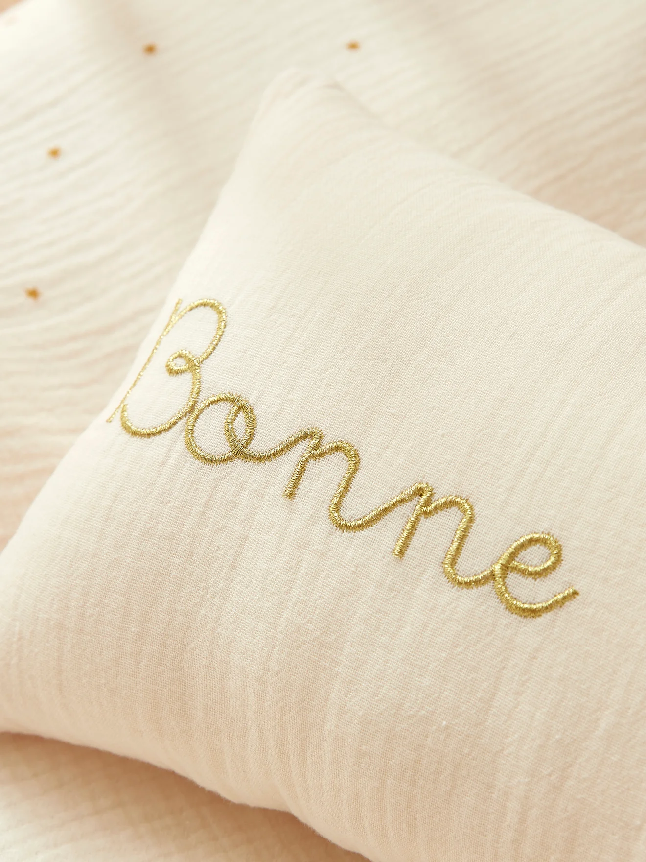 Petit coussin gaze de coton broderie dorée - Image 3