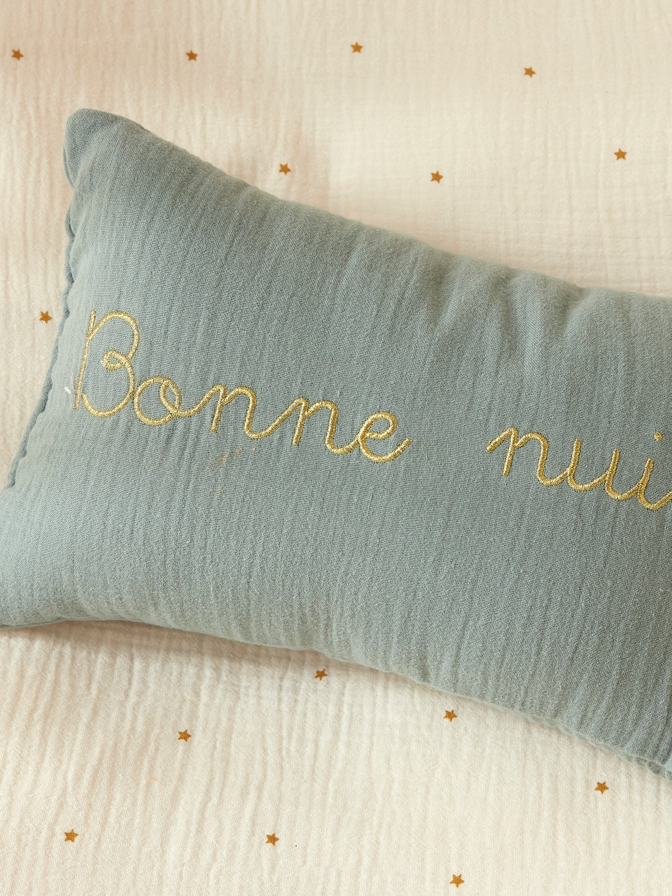Petit coussin gaze de coton broderie dorée - Image 2