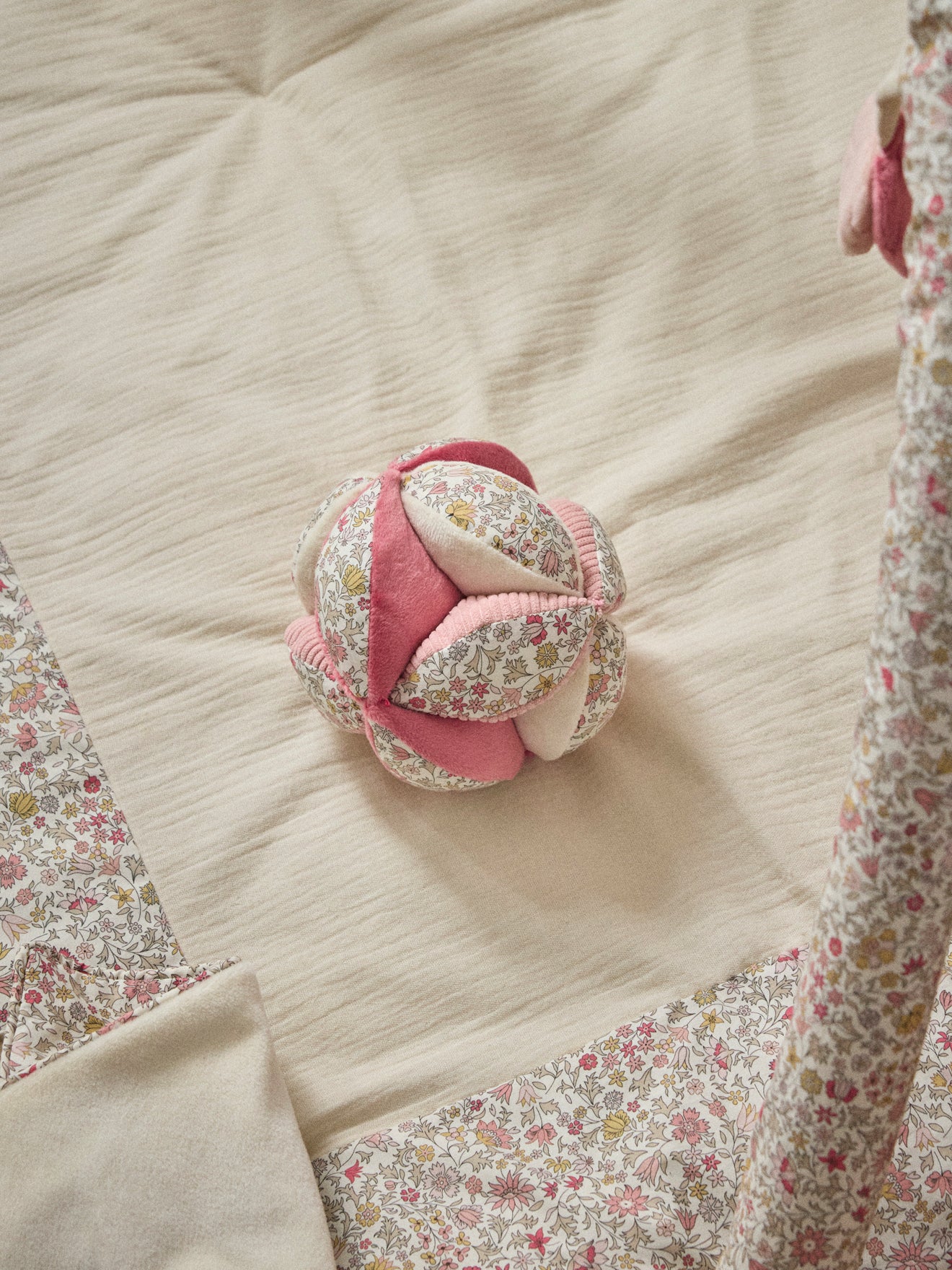 Balle d'éveil en velours et tissu Liberty - Image 3
