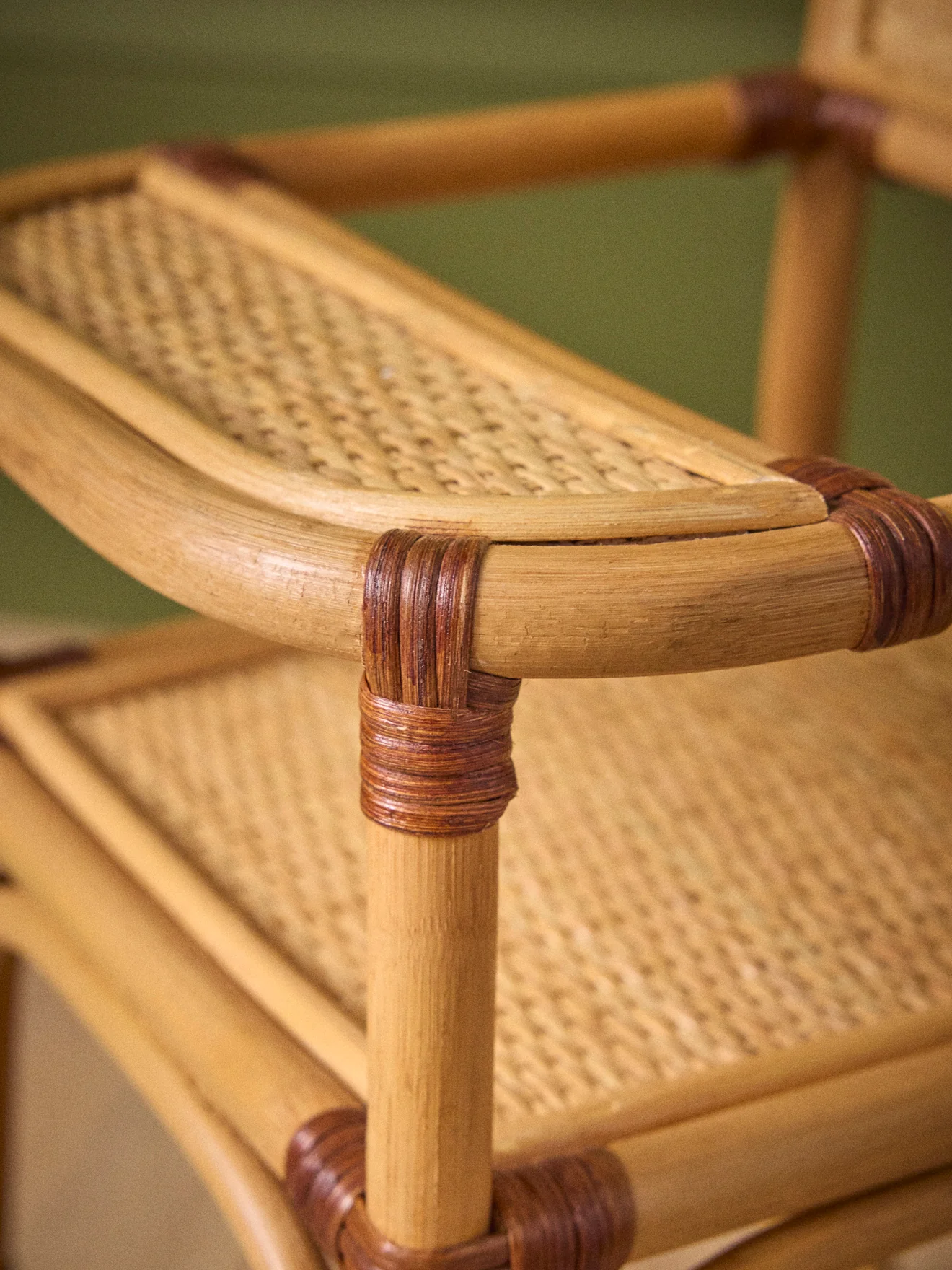 Chaise haute en rotin pour poupée - Image 2