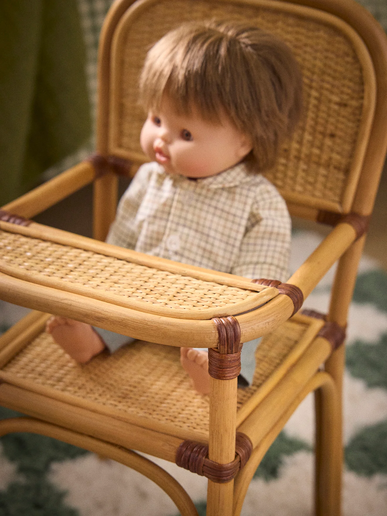 Chaise haute en rotin pour poupée - Image 4