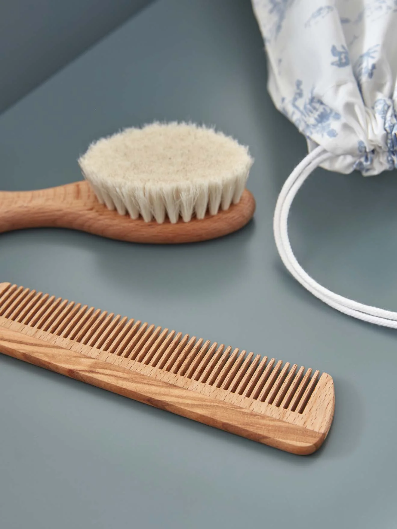 Brosse et peigne bébé en bois - Image 4
