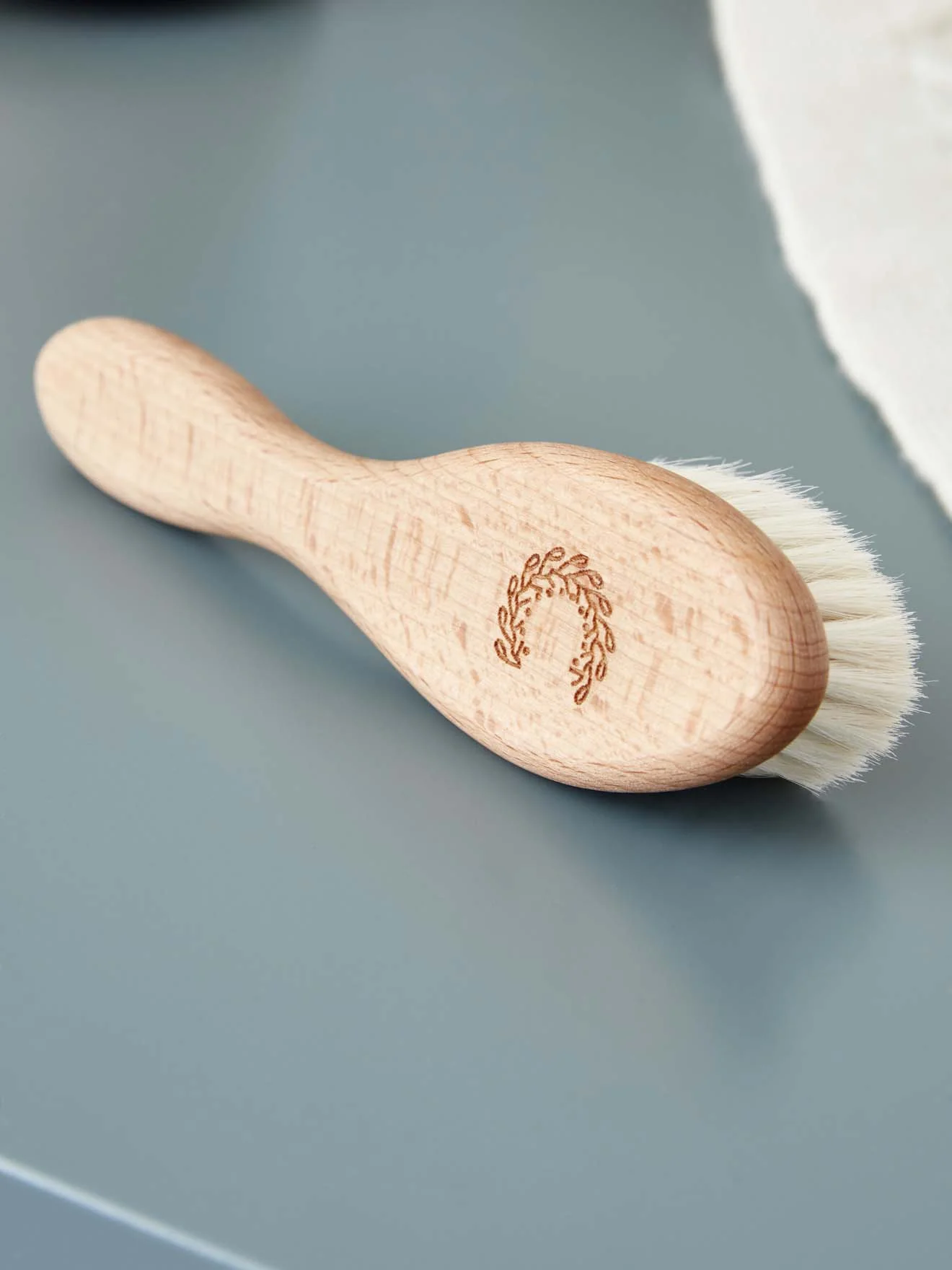 Brosse et peigne bébé en bois - Image 5
