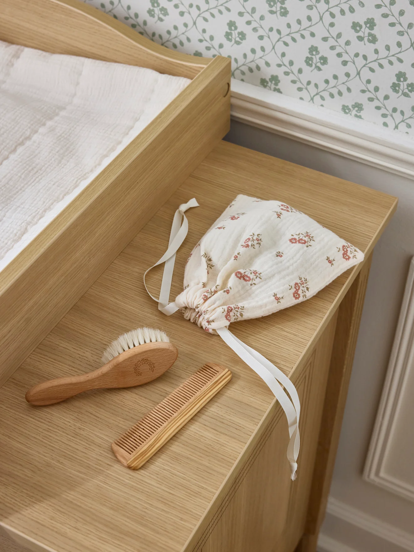 Brosse et peigne bébé en bois - Image 4