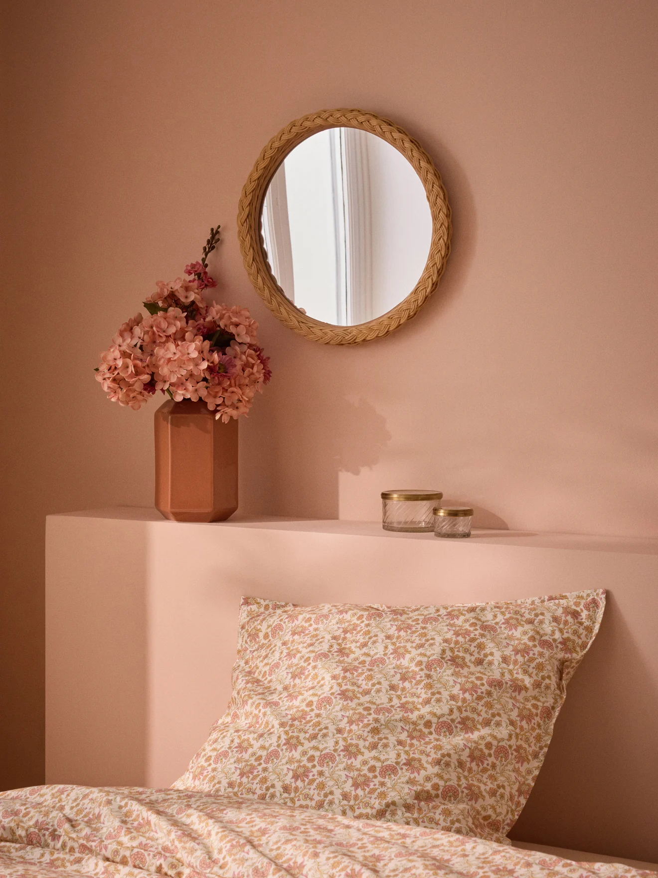 Miroir en rotin tressé