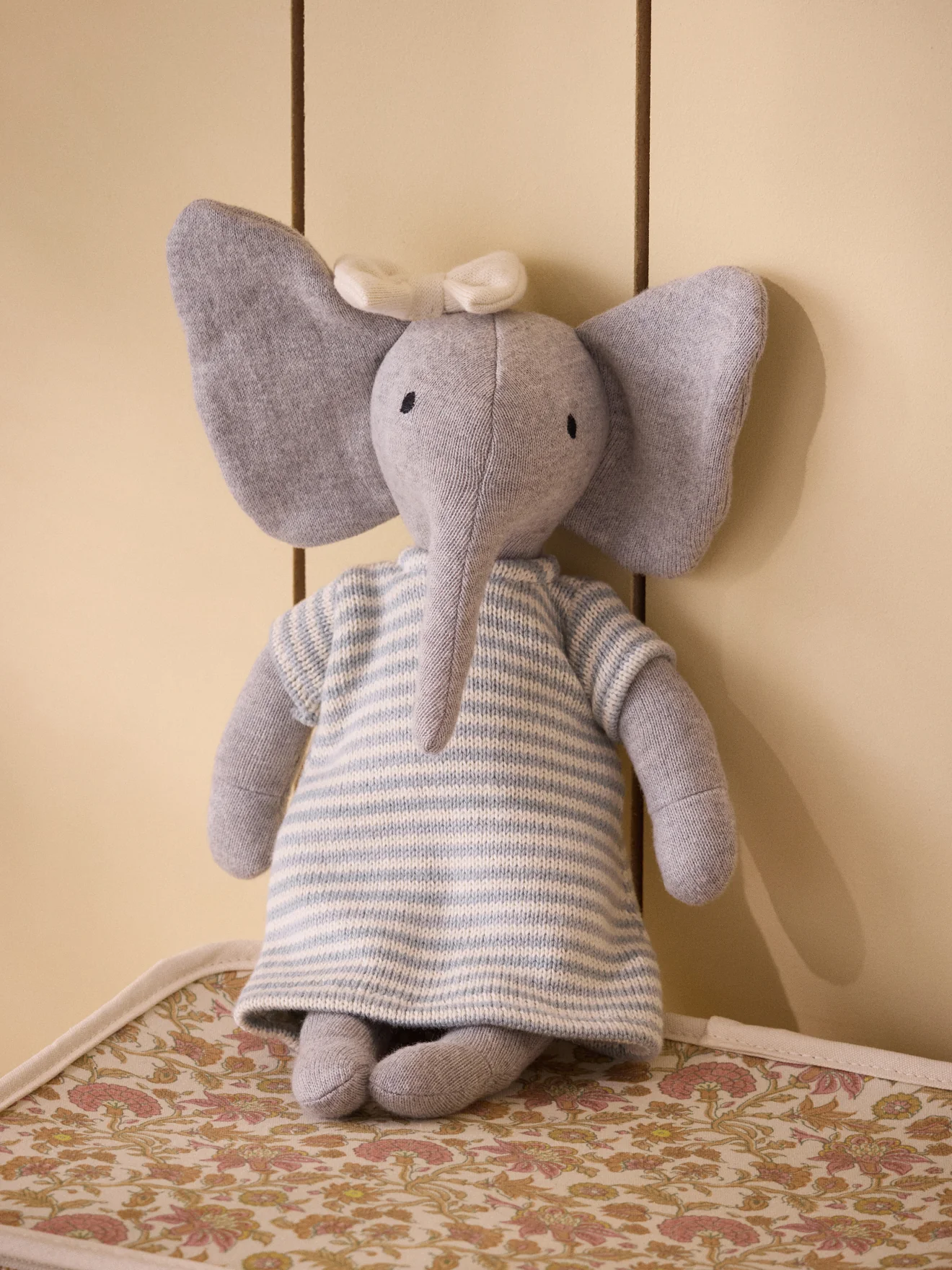Peluche éléphant en tricot avec robe en point mousse - Image 3