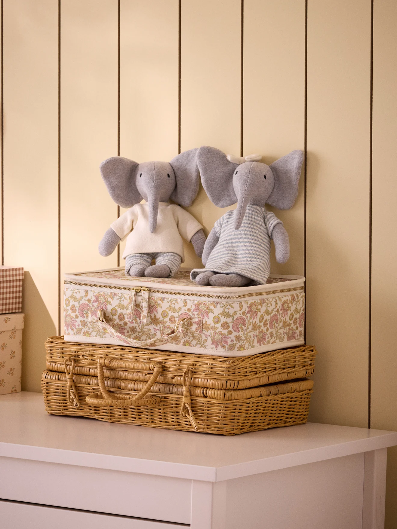 Peluche éléphant en tricot avec robe en point mousse - Image 4