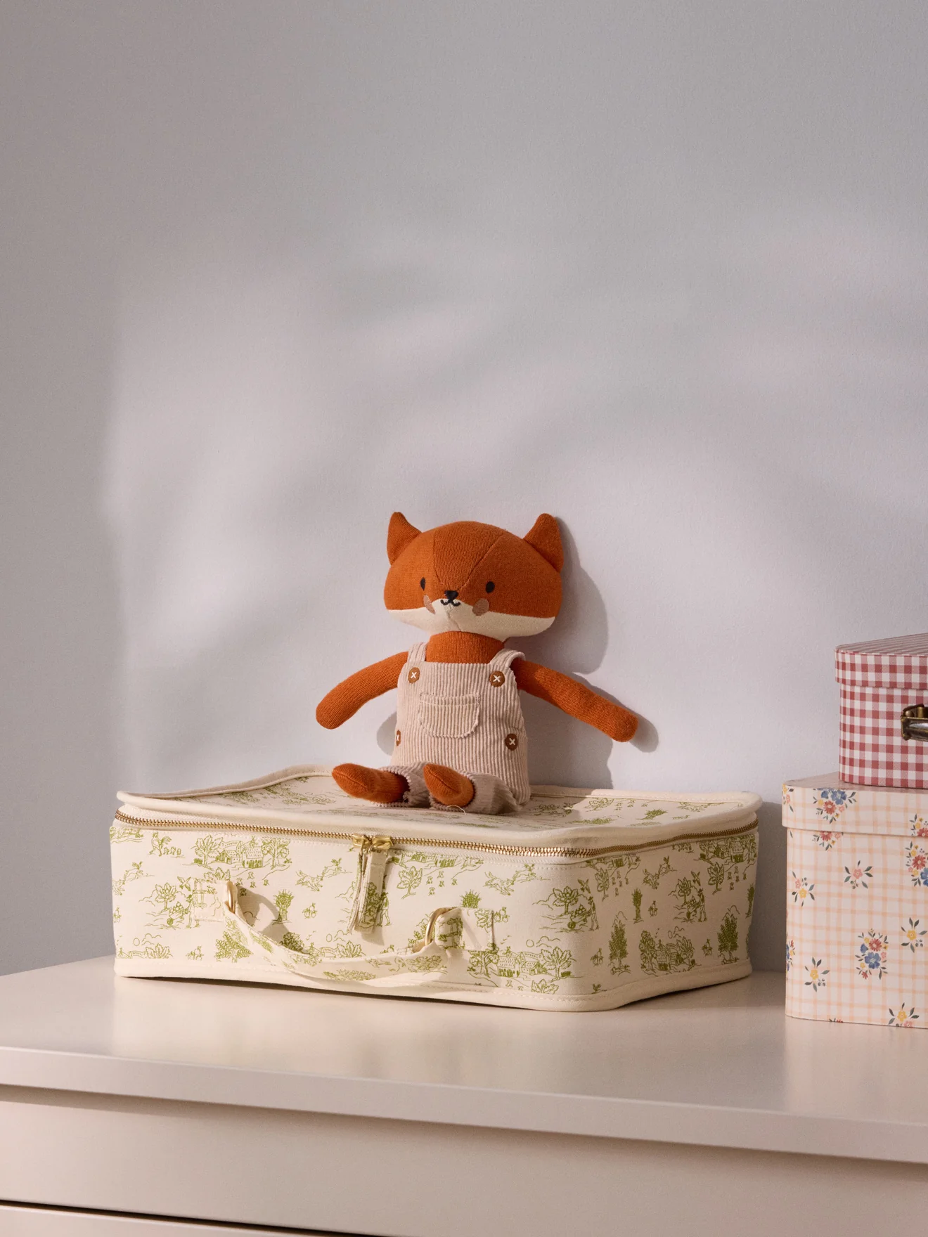 Peluche renard en tricot avec salopette velours - Image 3