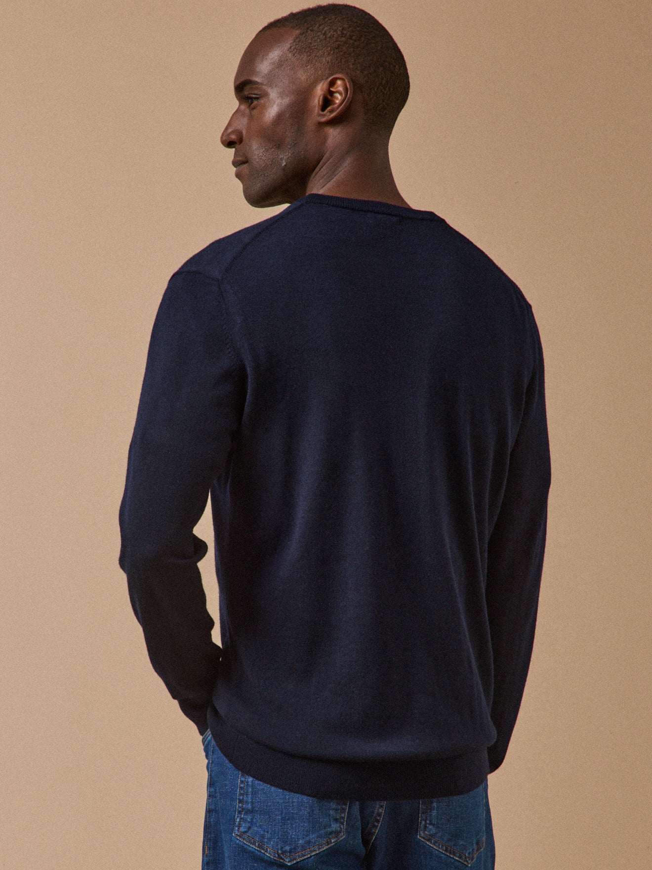 Pull fin col V laine mérinos homme - Image 2