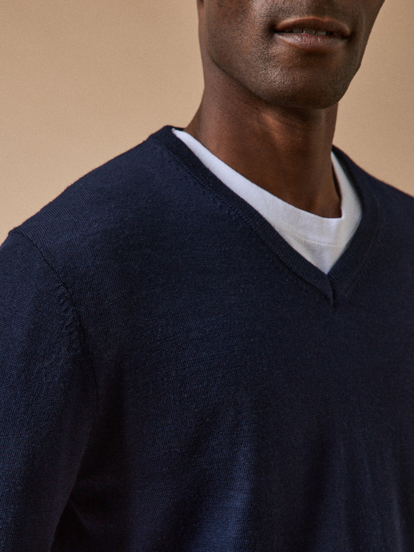 Pull fin col V laine mérinos homme - Image 3