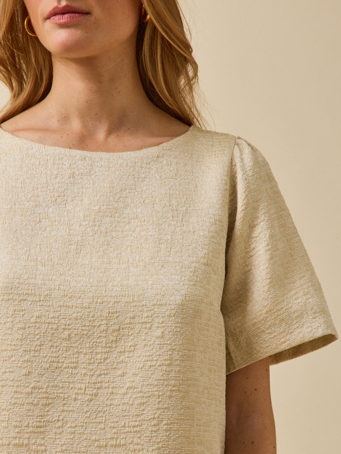 Robe courte cérémonie femme jacquard doré - Image 3