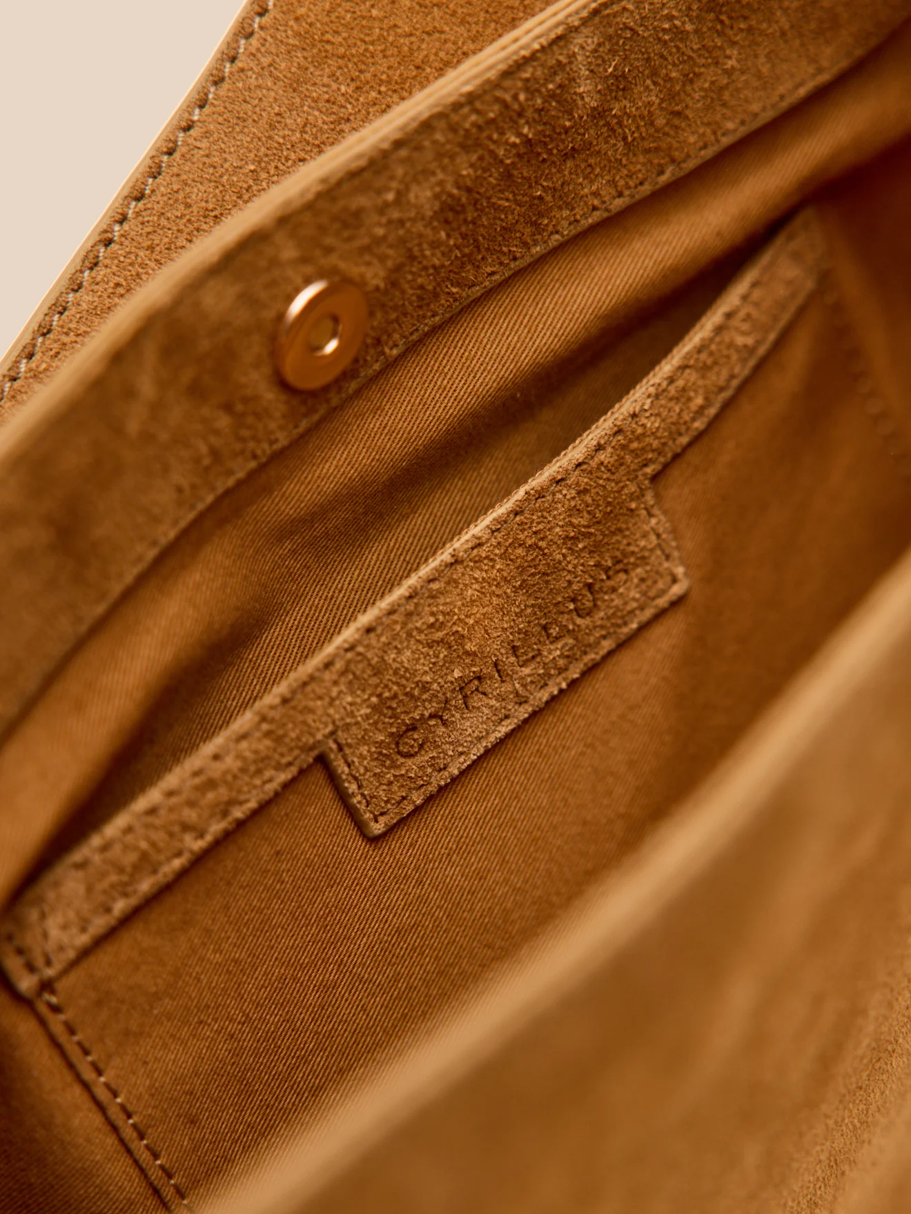 Sac besace femme cuir velours - Collection Maroquinerie Cyrillus - Image 6