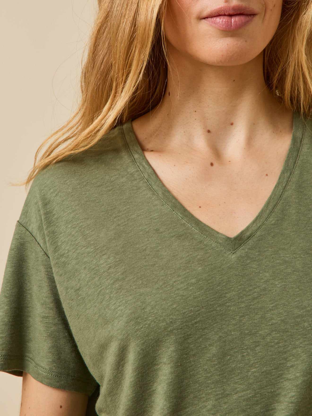 T-shirt col V femme lin et viscose - Image 3